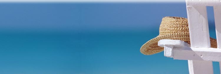 Hut auf einem Stuhl am Strand