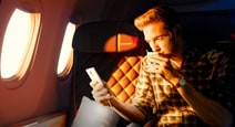 Uomo che controlla il suo smartphone